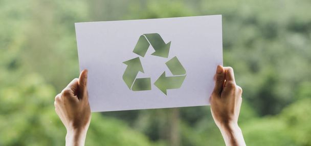 zachránit světový Ekologický koncept ochrana životního prostředí s rukama přidržením vyjmutí papírového koše zobrazující - Fotografie, Obrázek