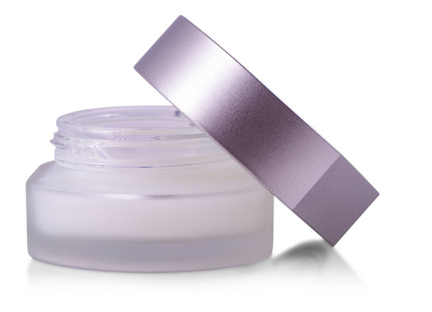 De geopende glazen pot van Beauty Cream met dop geïsoleerd op witte achtergrond - Foto, afbeelding