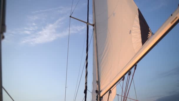 Zeil met een mast bij zonsopgang - Video