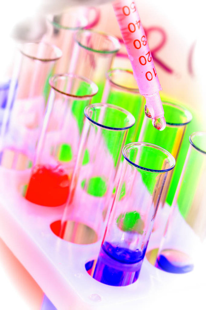Пробирки и колбы с цветной жидкостью в лаборатории
  - Фото, изображение