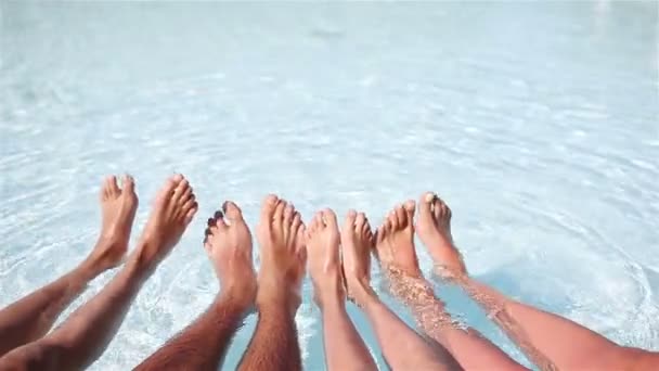Primer plano de cuatro personas piernas junto a la piscina
 - Metraje, vídeo