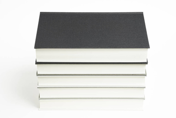 Een set van netjes gestapelde monochromatische doek gebonden boeken - Foto, afbeelding