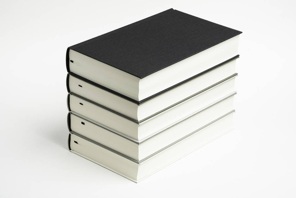Un ensemble de livres attachés en tissu monochromatique soigneusement empilés
 - Photo, image