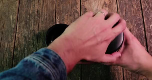 hands unscrew the thermos and pour into a cup of coffee - Séquence, vidéo
