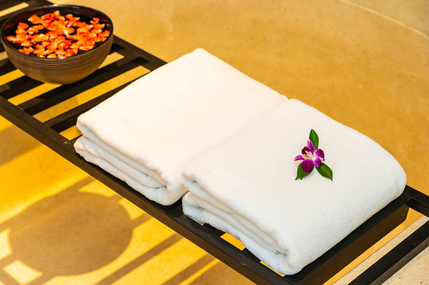Asciugamano bianco con fiore per rilassarsi nella spa
 - Foto, immagini