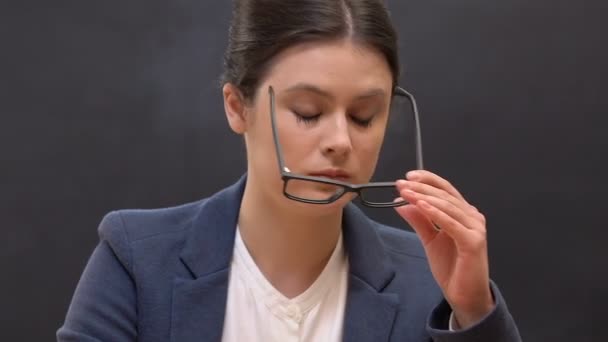 Fáradt női tanár vesz le szemüvegek és masszírozó orr, túlmunka - Felvétel, videó