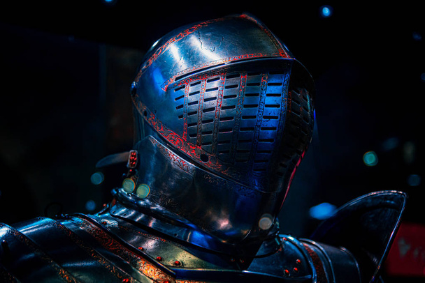 Medieval como traje de armadura y casco brillando en la oscuridad
 - Foto, Imagen