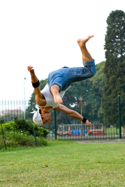 acrobatic performance of a guy in the park - Foto, Bild