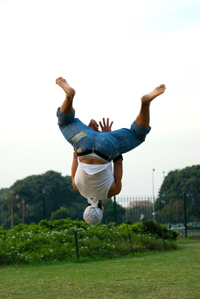 acrobatic performance of a guy in the park - Foto, Imagen