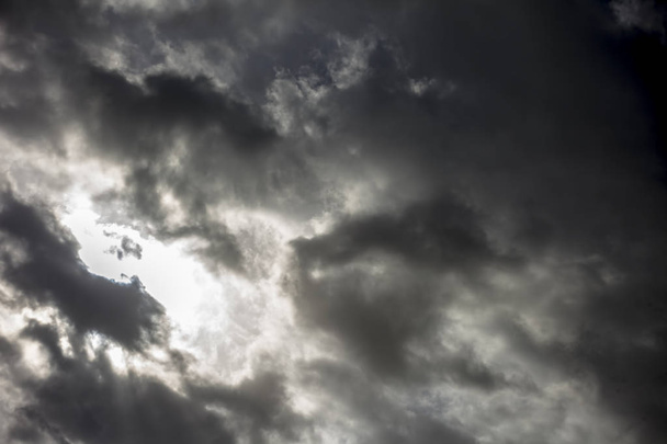 panoramatický pohled na dramatické načechrané svíce šedé mraky na obloze  - Fotografie, Obrázek