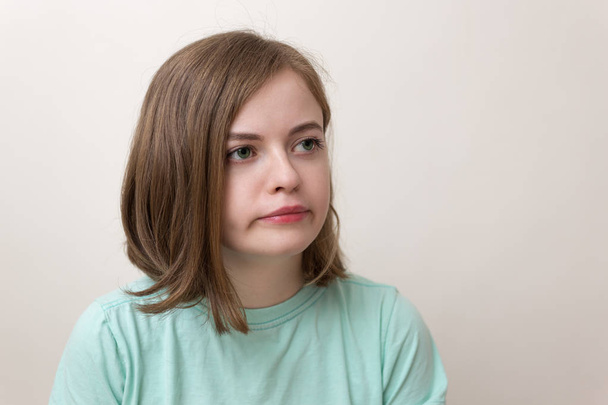 Portret van jonge blanke vrouw meisje met verward, geïrriteerd, gefrustreerd blik uitdrukking - Foto, afbeelding