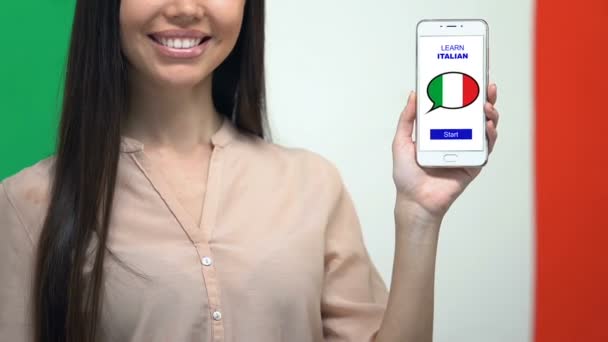 Feminino segurando celular com aprender o aplicativo de língua italiana, moderno online estudar
 - Filmagem, Vídeo