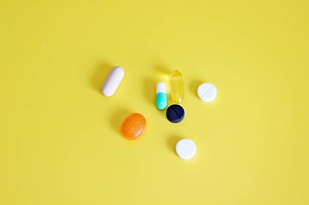Píldoras farmacéuticas y vitaminas
 - Foto, Imagen