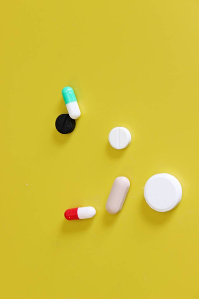 Pharmaceutical pills and vitamins - Foto, afbeelding