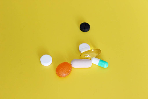 Pharmaceutical pills and vitamins - Foto, Imagen