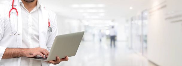 Medico che utilizza il computer portatile in ospedale. - Foto, immagini