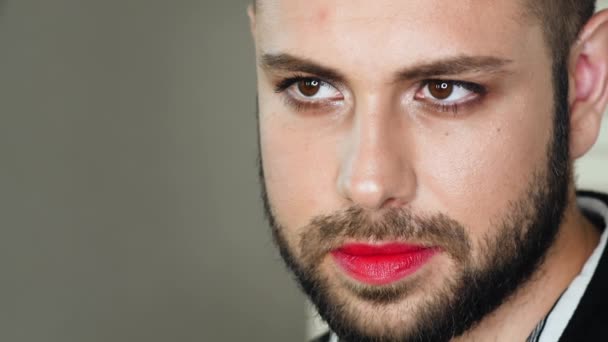 Portret van bebaarde man met make-up - Video