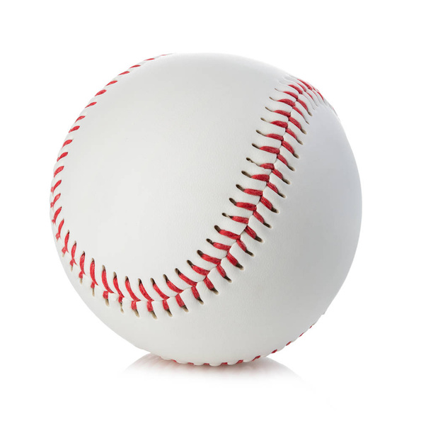 Balle de baseball gros plan sur fond blanc
. - Photo, image