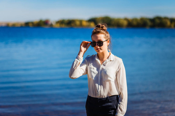 Stylish teen girl in the background of the sea - Valokuva, kuva