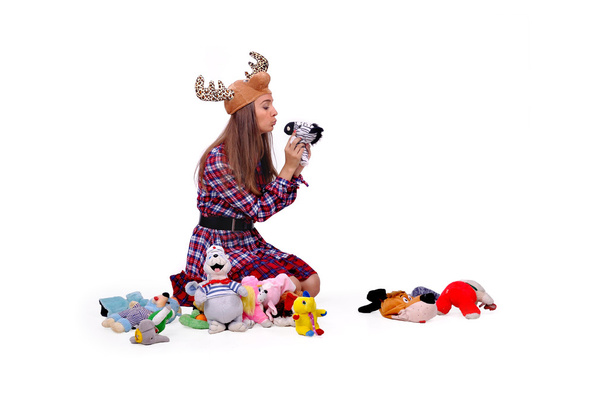 meisje en speelgoed, hoed met hoorns - Foto, afbeelding