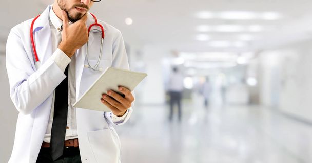 Лікар використовує планшетний комп'ютер у лікарні
. - Фото, зображення