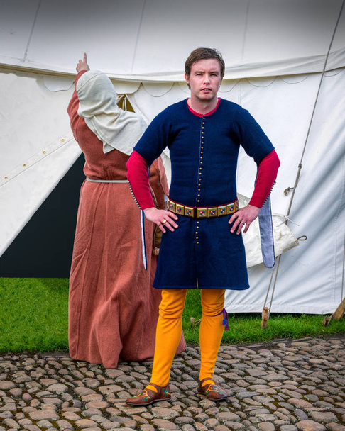 Costumes médiévaux - Acheteur et épouse
 - Photo, image