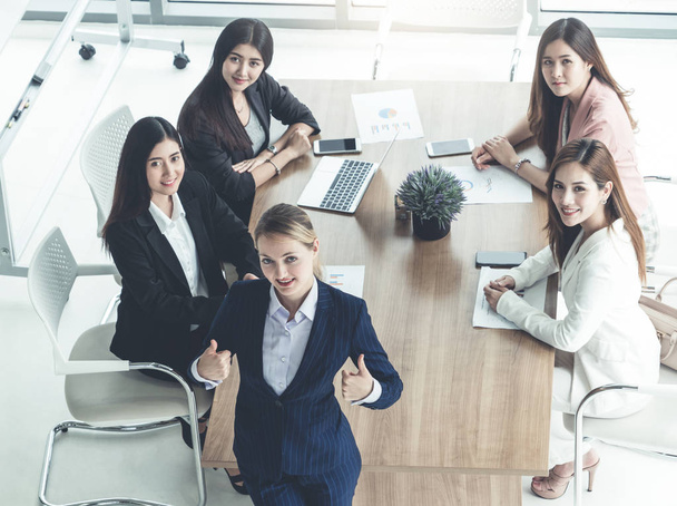 Mulheres de negócios em reunião, Computador portátil na mesa - Foto, Imagem