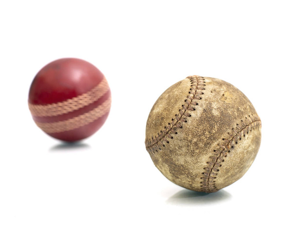 Pelota vintage de béisbol y cricket aislada sobre un fondo blanco
 - Foto, imagen