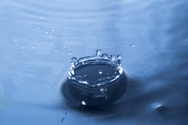 Una gota de agua. Gota de agua azul. Salpicadura de agua primer plano
. - Foto, imagen