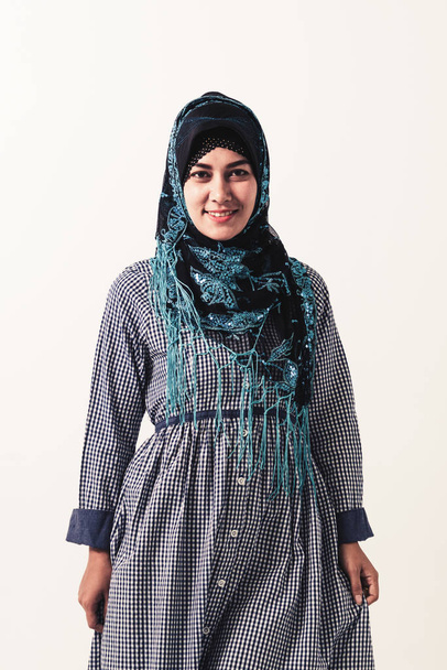 伝統的な服を着たアラビア人女性の肖像. - 写真・画像