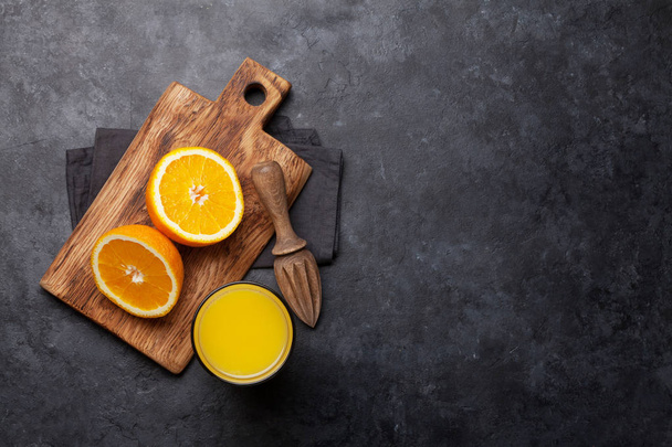 Fresh orange juice and oranges - Fotografie, Obrázek
