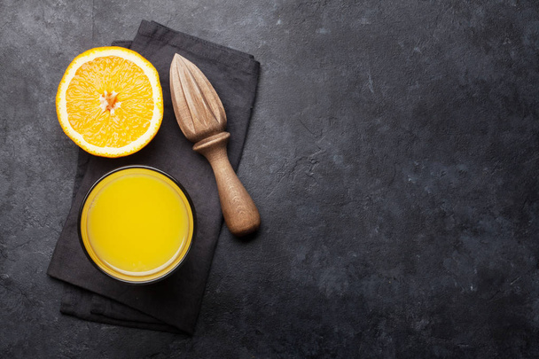 Vers sinaasappelsap en sinaasappelen - Foto, afbeelding