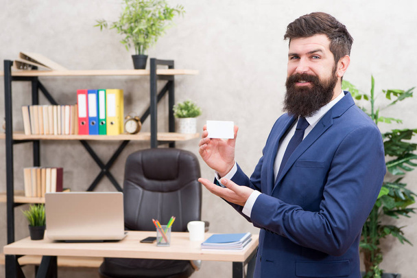 Useful contacts. Bearded hipster top manager show card. Banking services. Private lawyer. Call me if you have any questions. Card design. Guy formal suit stand in office. Businessman hold blank card - Foto, Imagen