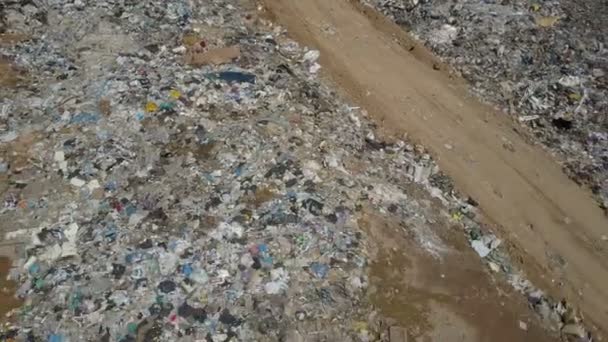 Widok z lotu ptaka zrzutu śmieci miasta. Rodzina Cyganów z dziećmi oddziela śmieci, aby zdobyć trochę pieniędzy - Materiał filmowy, wideo
