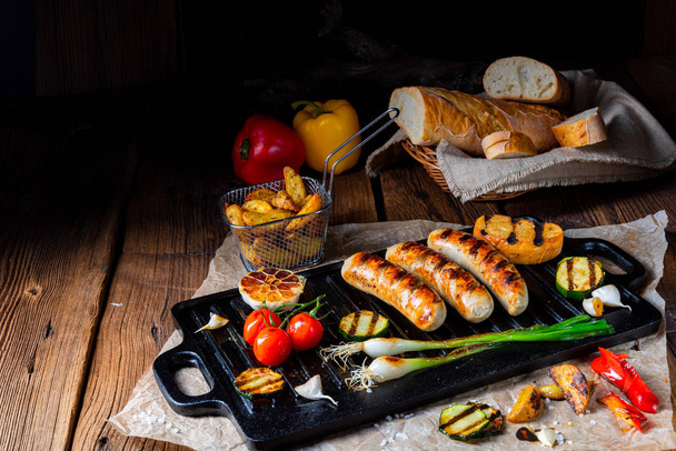 Delicious  grilled sausage with various grilled vegetables - Foto, Imagen