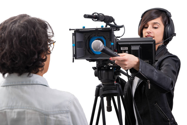 mooie jonge vrouw journalist met microfoon met videocamera - Foto, afbeelding
