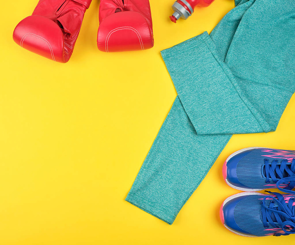 par de tênis azul, luvas de boxe de couro vermelho
  - Foto, Imagem