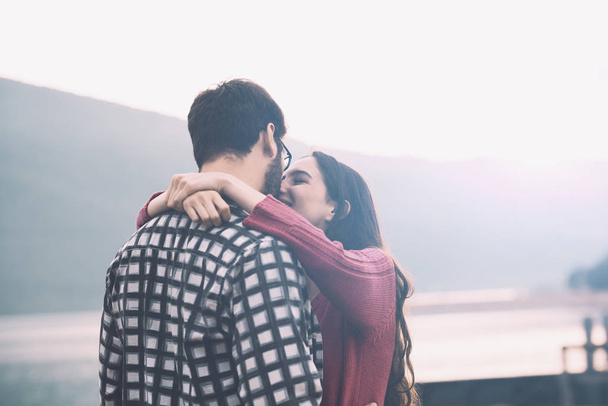 Couple romantique embrassant à l'extérieur et souriant
 - Photo, image