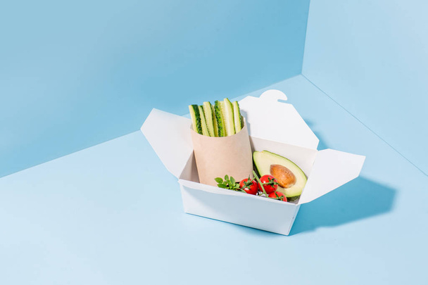 Fresh vegetables in compostable hot food paper containers - Foto, Imagen