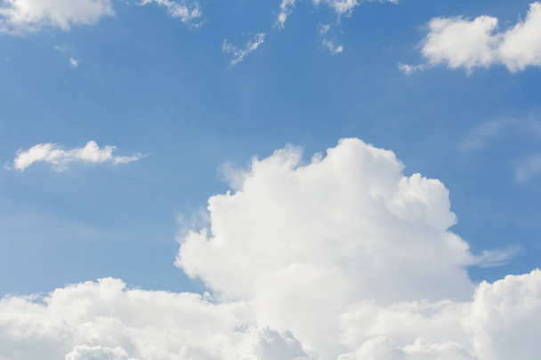 голубое небо с облаками крупного плана - Фото, изображение