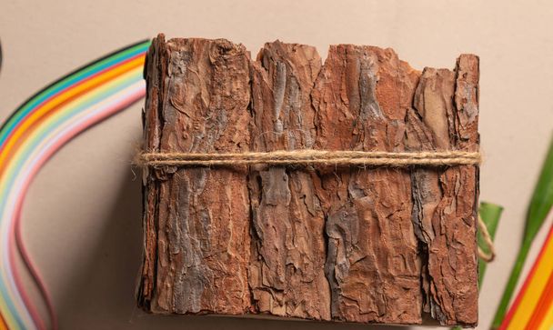 натуральный материал на бумажном фоне для измельчения древесной коры, джутовая веревка для декора, хобби, ручная работа
 - Фото, изображение