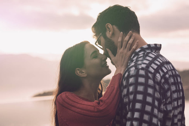 Dolce coppia amorevole baciare al lago
 - Foto, immagini