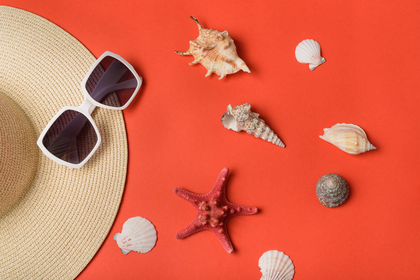 Sonnenbrille, Muscheln, ein Teil eines Mützes und Seesterne. lebende Korallen Hintergrund. flach lag. Reisekonzept - Foto, Bild