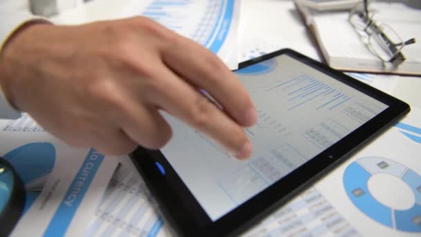 Zakenman werkt met Tablet PC, het berekenen, lezen en schrijven van rapporten. Office-werknemer, tabel close-up. Business Financial Accounting concept. - Video
