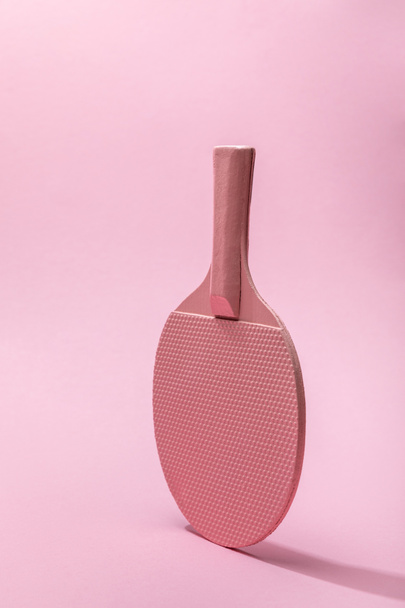 ping-pong racket on pink background with copy space - Foto, Imagen