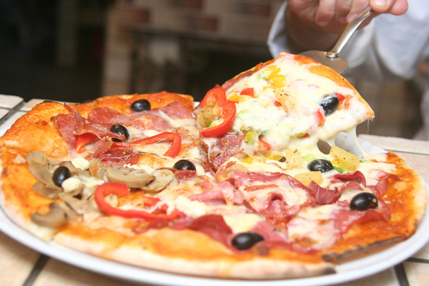 Pizza mit Schinken, Wurst - Foto, Bild