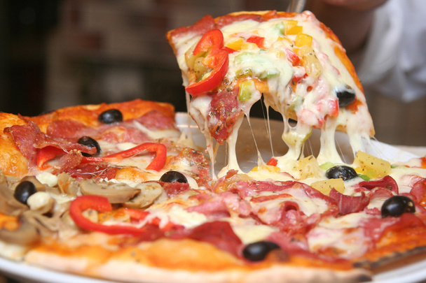 Pizza se šunkou, párky - Fotografie, Obrázek