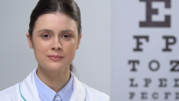 Mosolygó orvos mutatja kontaktlencse kamera, ajánlás, minőség - Felvétel, videó