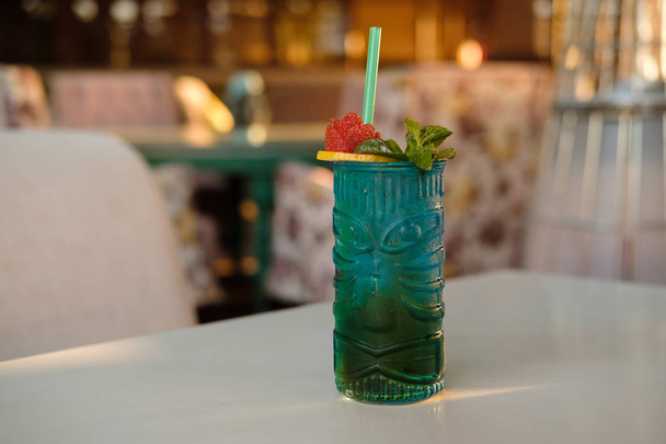 Coquetel azul de Curaçao, bebida alcoólica
  - Foto, Imagem