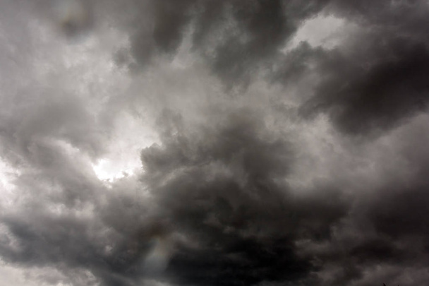 Tmavé a dramatické bouřkové mraky oblasti pozadí - Fotografie, Obrázek